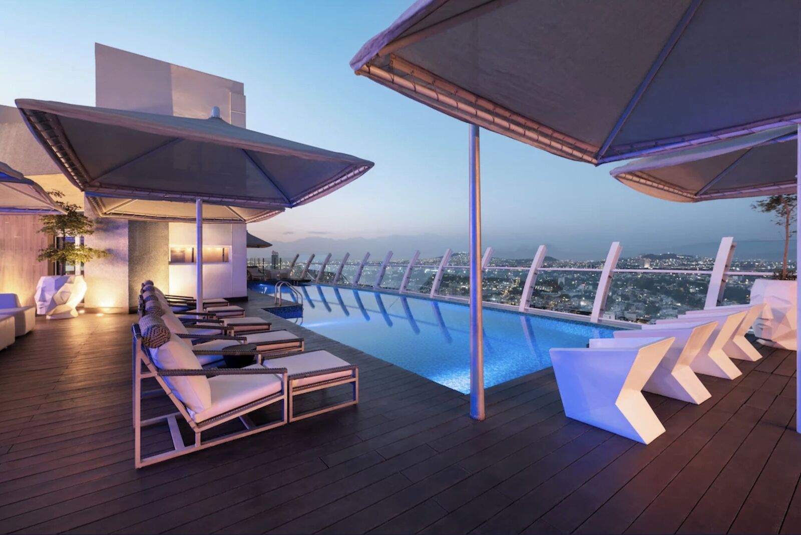 hotels near stadium akron guadalajara  -hard rock pool