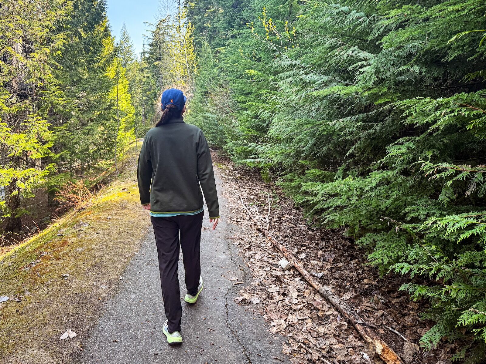 Cotopaxi envo fleece - walking on path