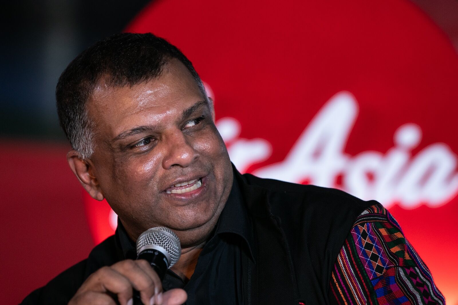 airasia ceo tony fernandes giving speech