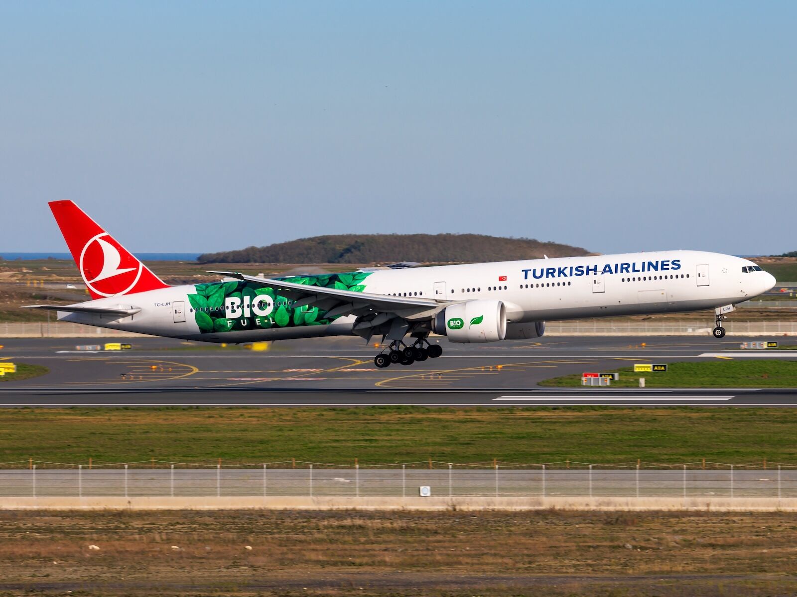 turkish airlines flight with biofuel logo