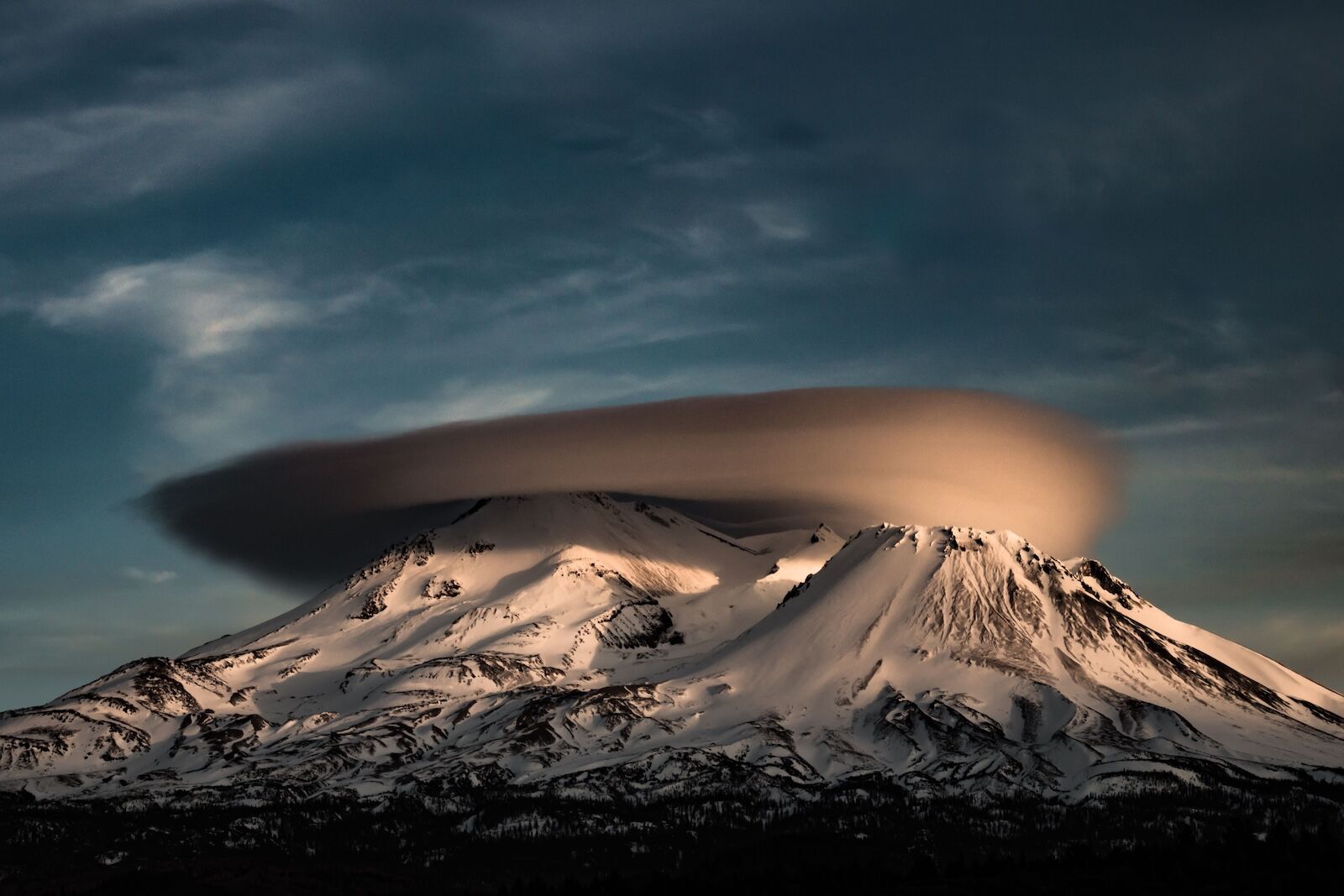 strange clouds over mysterious mount shasta california