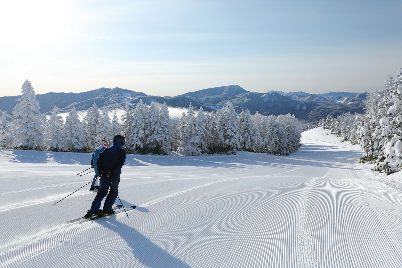ikon pass asia  -Skiers on a groomer at Shiga Kogen