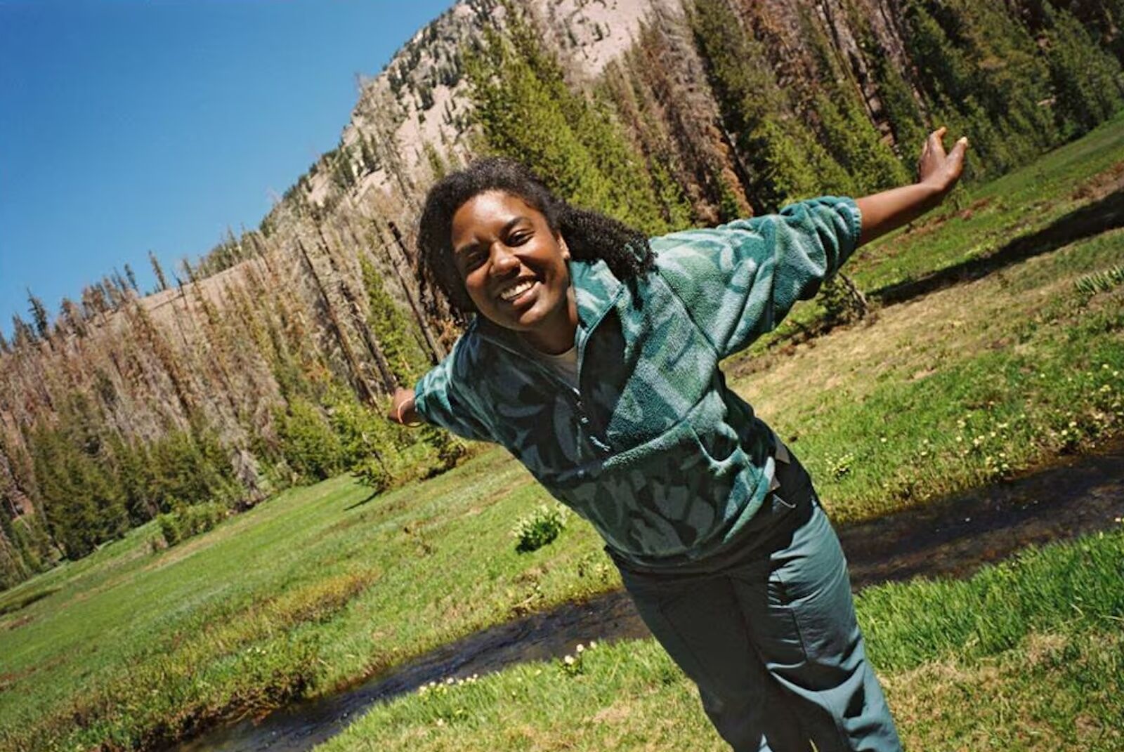 woman in rei campwell fleece in mountains