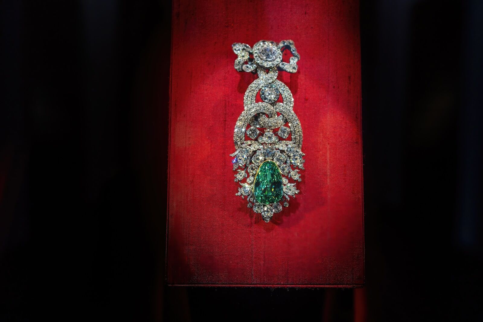 louvre jewelry heist - dresden green diamond