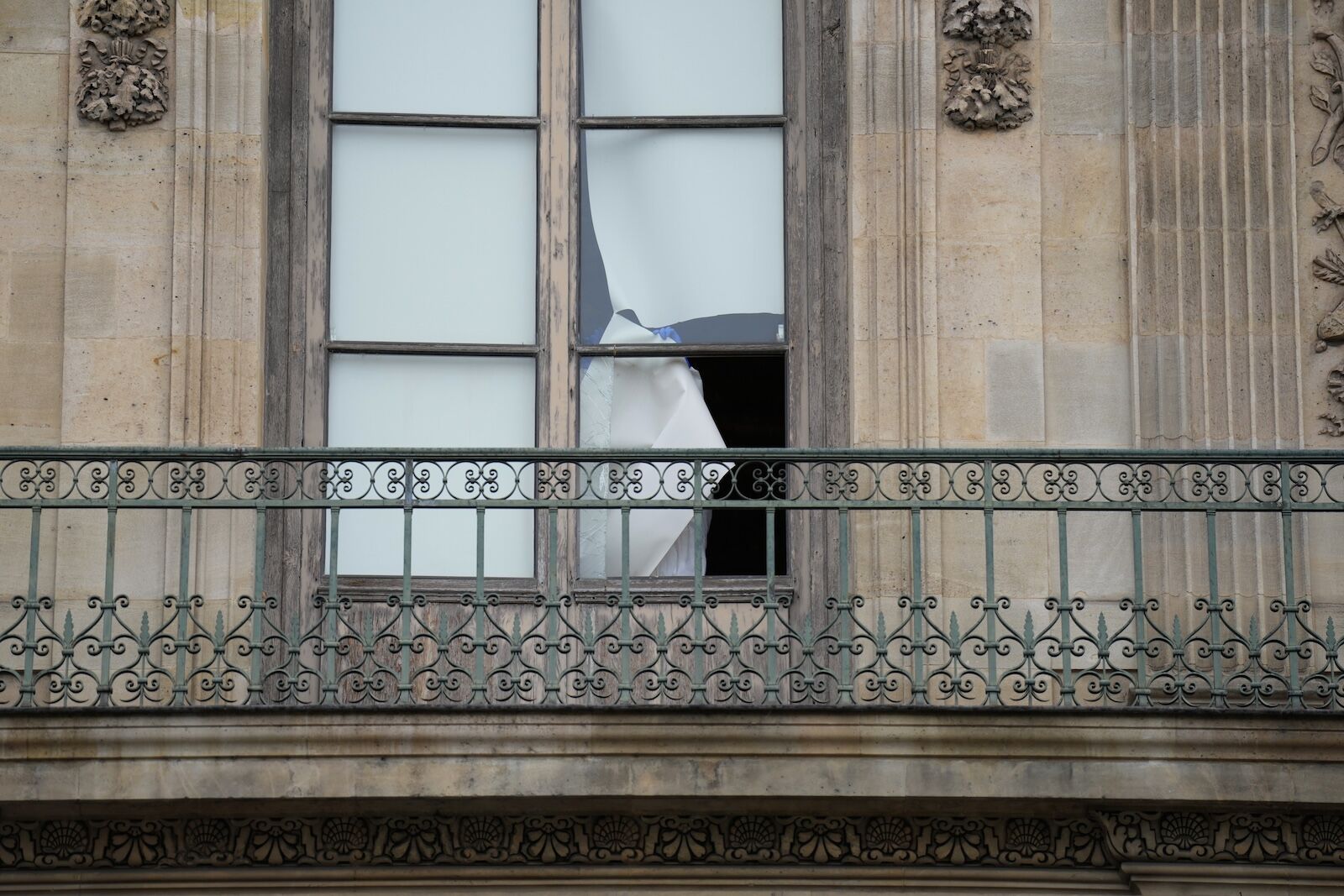louvre jewelry heist - broken window at museum 