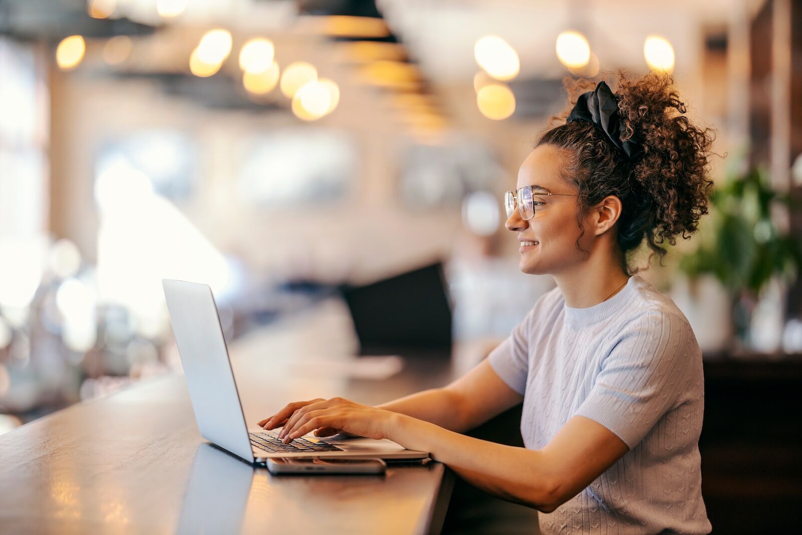 woman on laptop in cafe