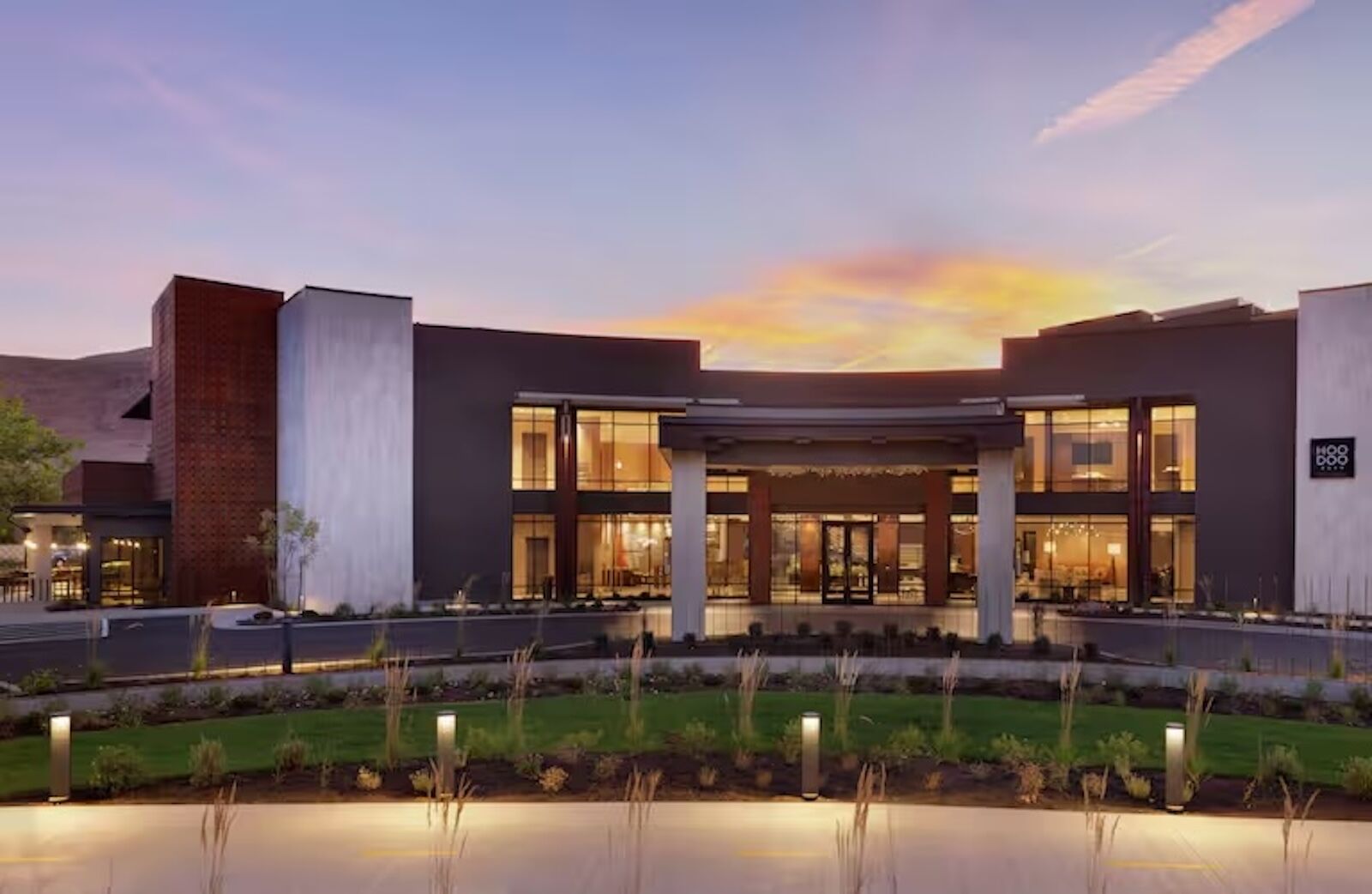 exterior of hoodoo moab hotel