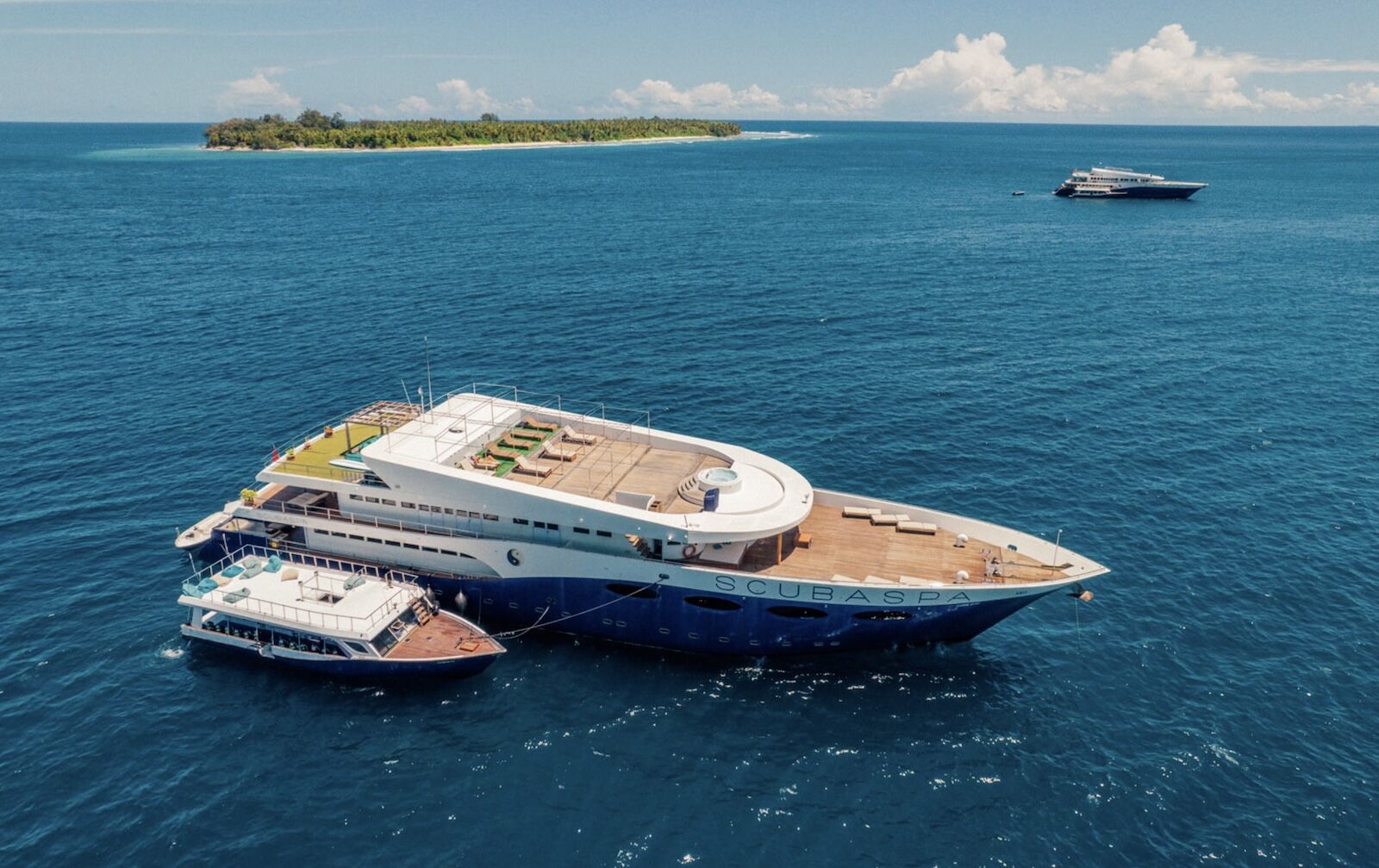 scubaspa maldives boat