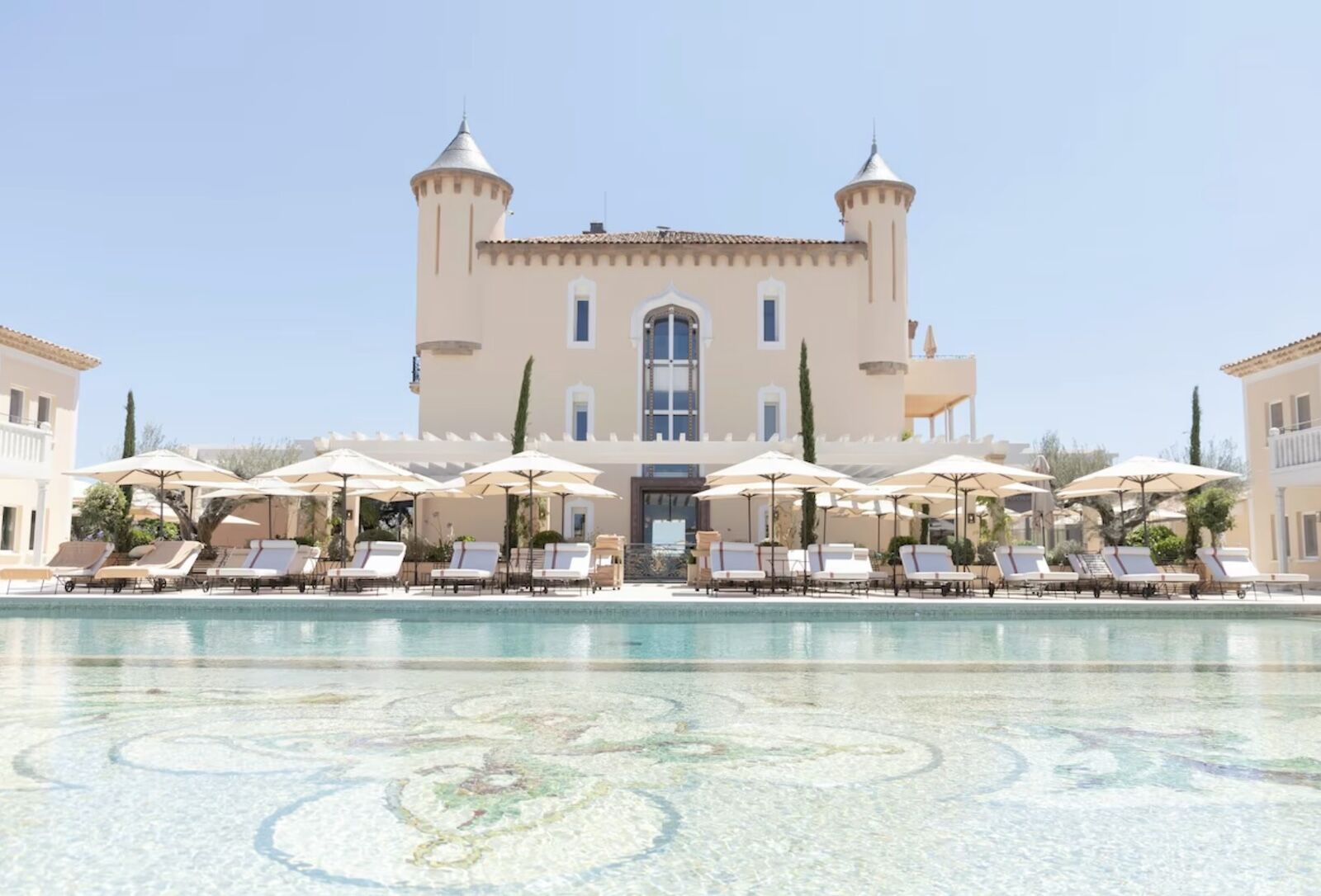 new white lotus hotel season 4 - pool - chateau de la Messardi&egrave;re