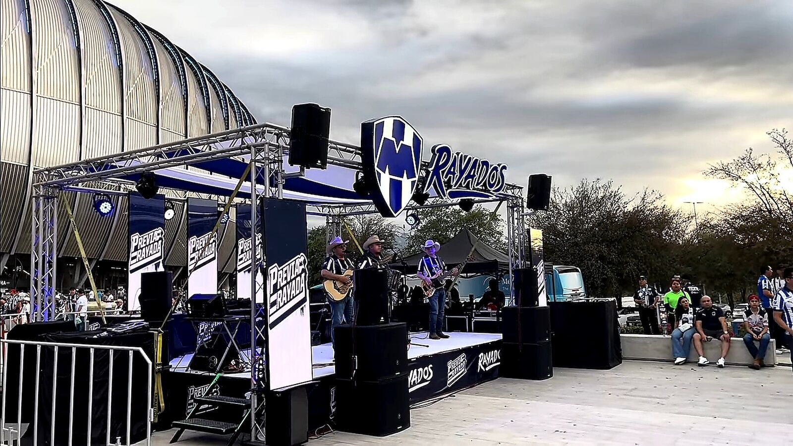 estadio monterrey guide - people entering stadium