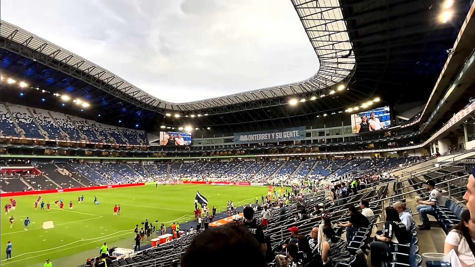 estadio monterrey guide - cheering fans