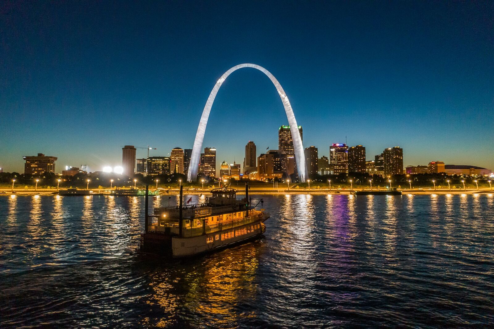 route 66 chicago to st. louis road trip - arch and riverboat