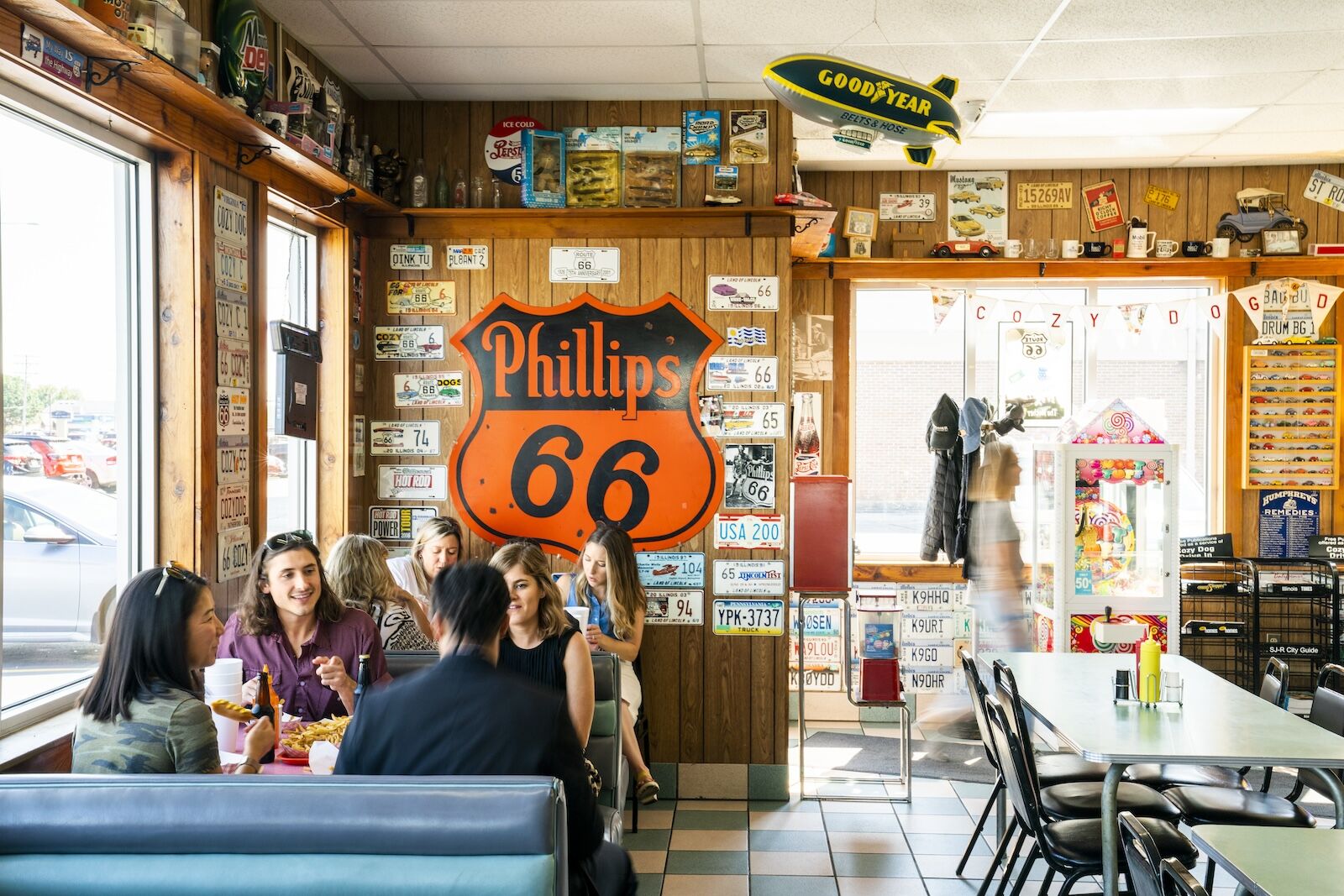 route 66 chicago to st. louis road trip - cozy dog diner