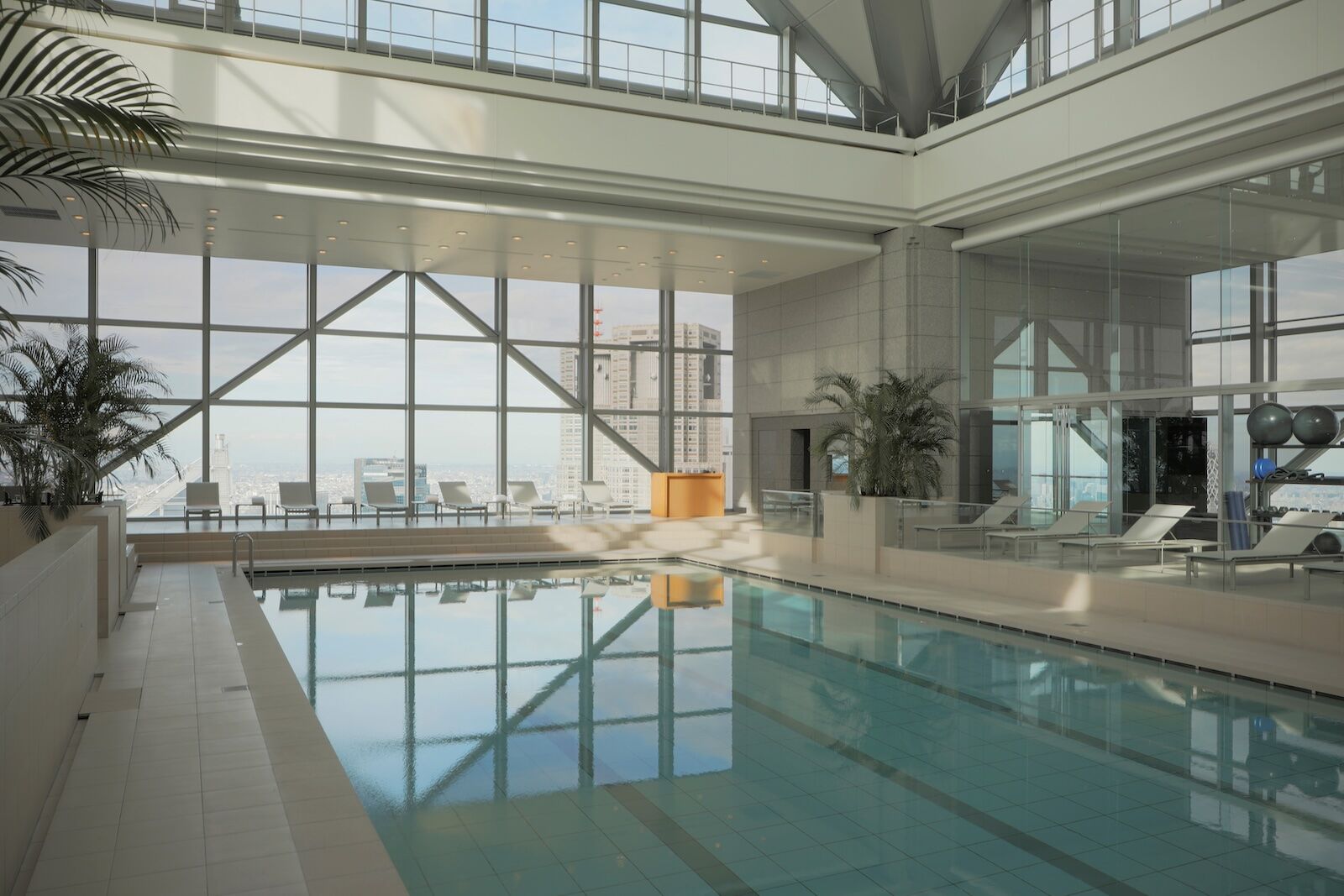 club on the park pool at park hyatt tokyo