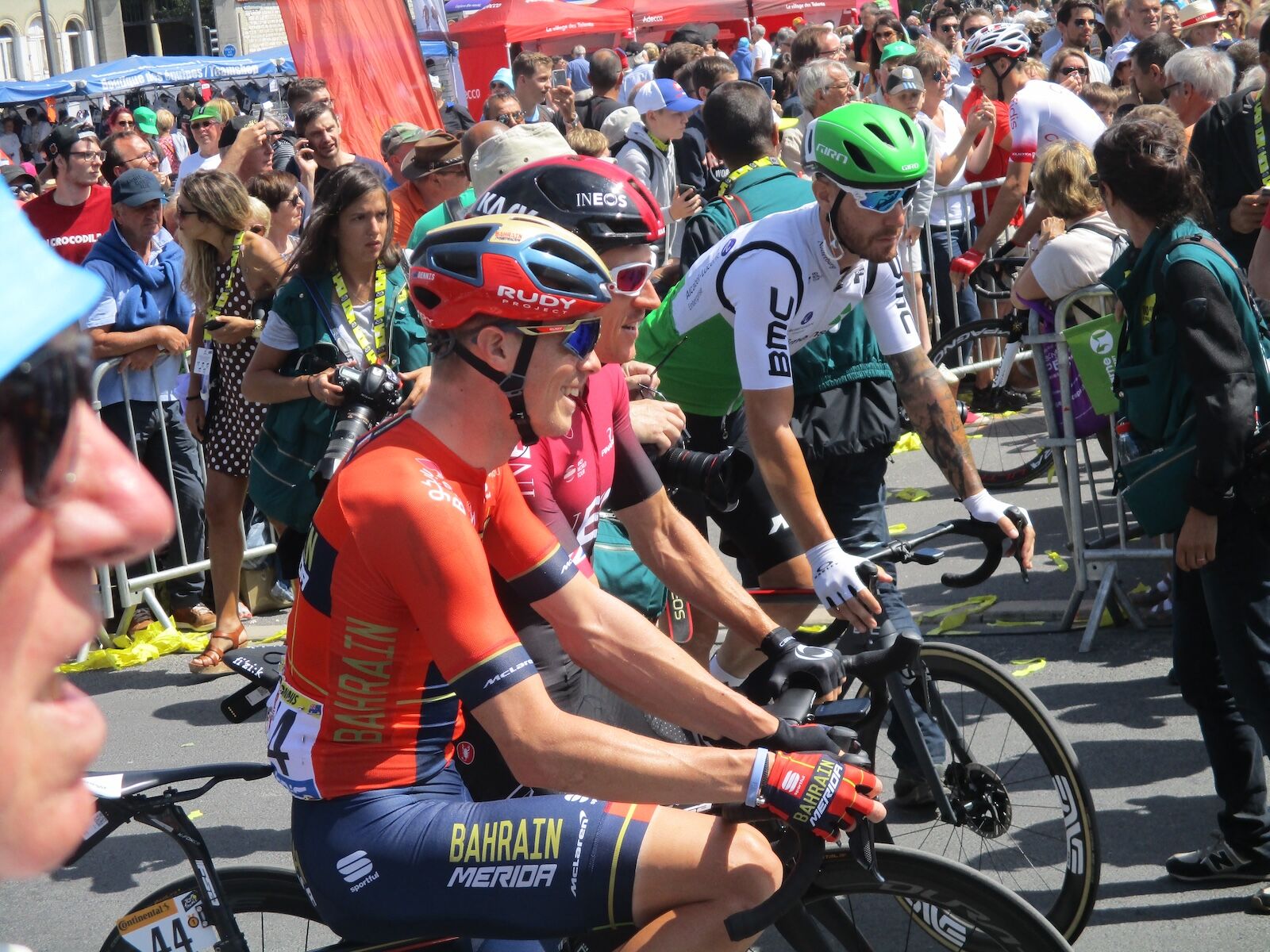 first-time tour de france guide - riders at start