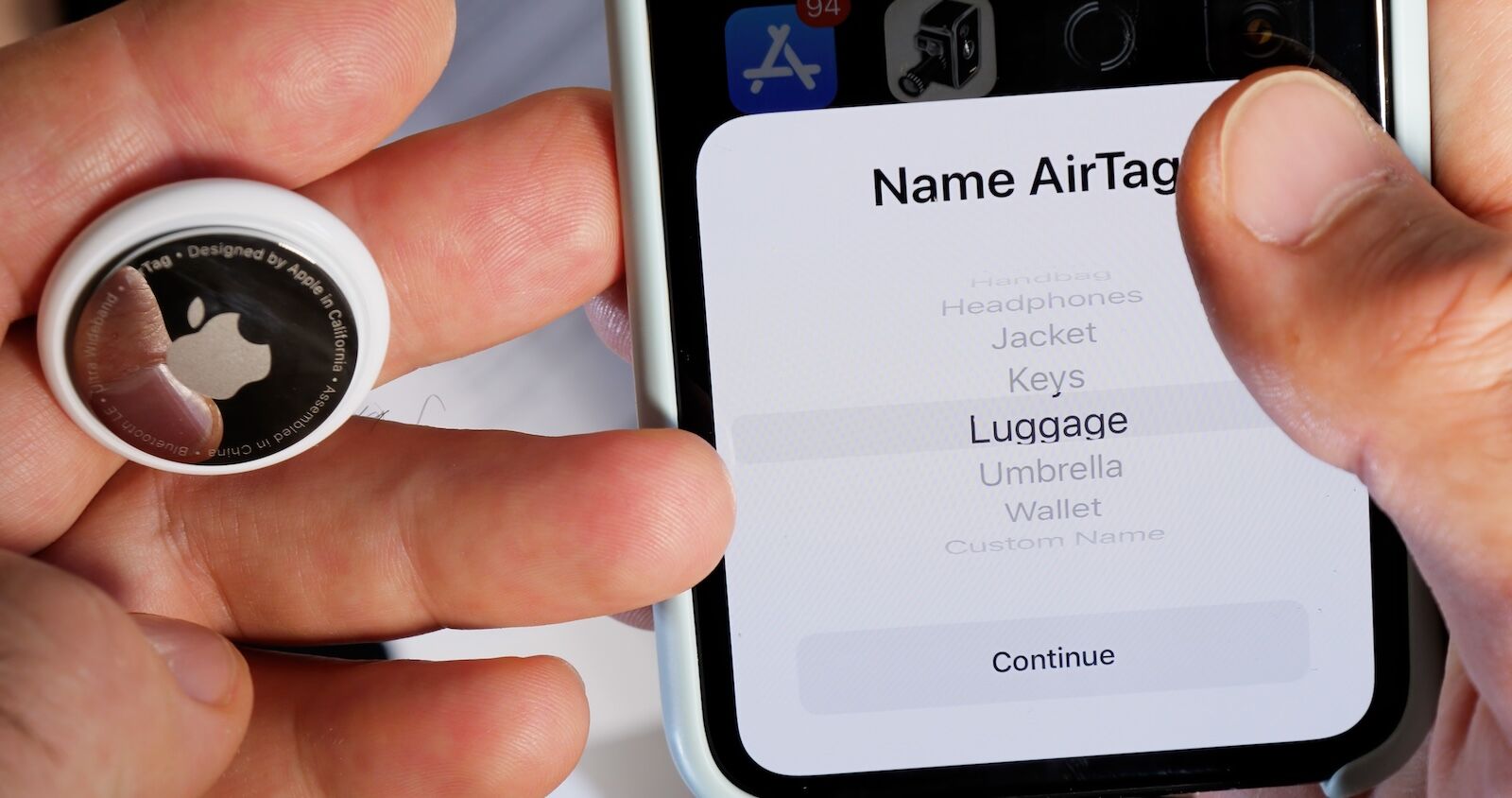 apple airtag on luggage