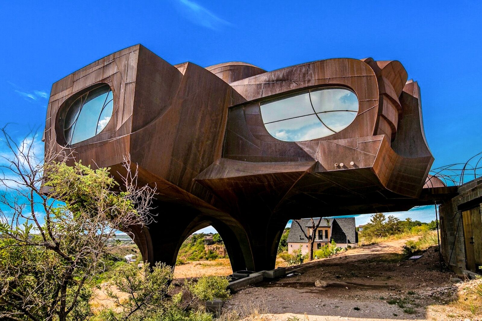 TravelWireDaily — Stay Inside the Steel House: Texas’ Most Extraordinary Vacation Rental