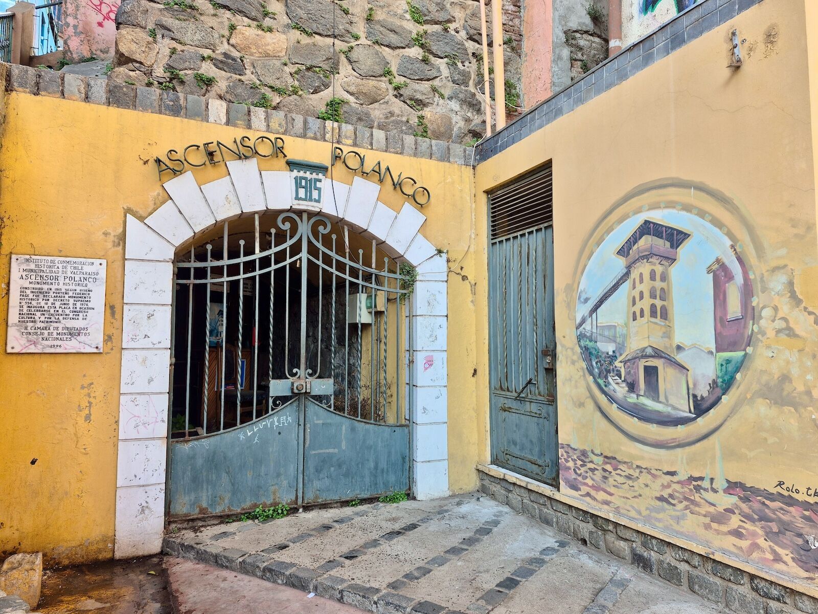 entrance to ascensor polanco