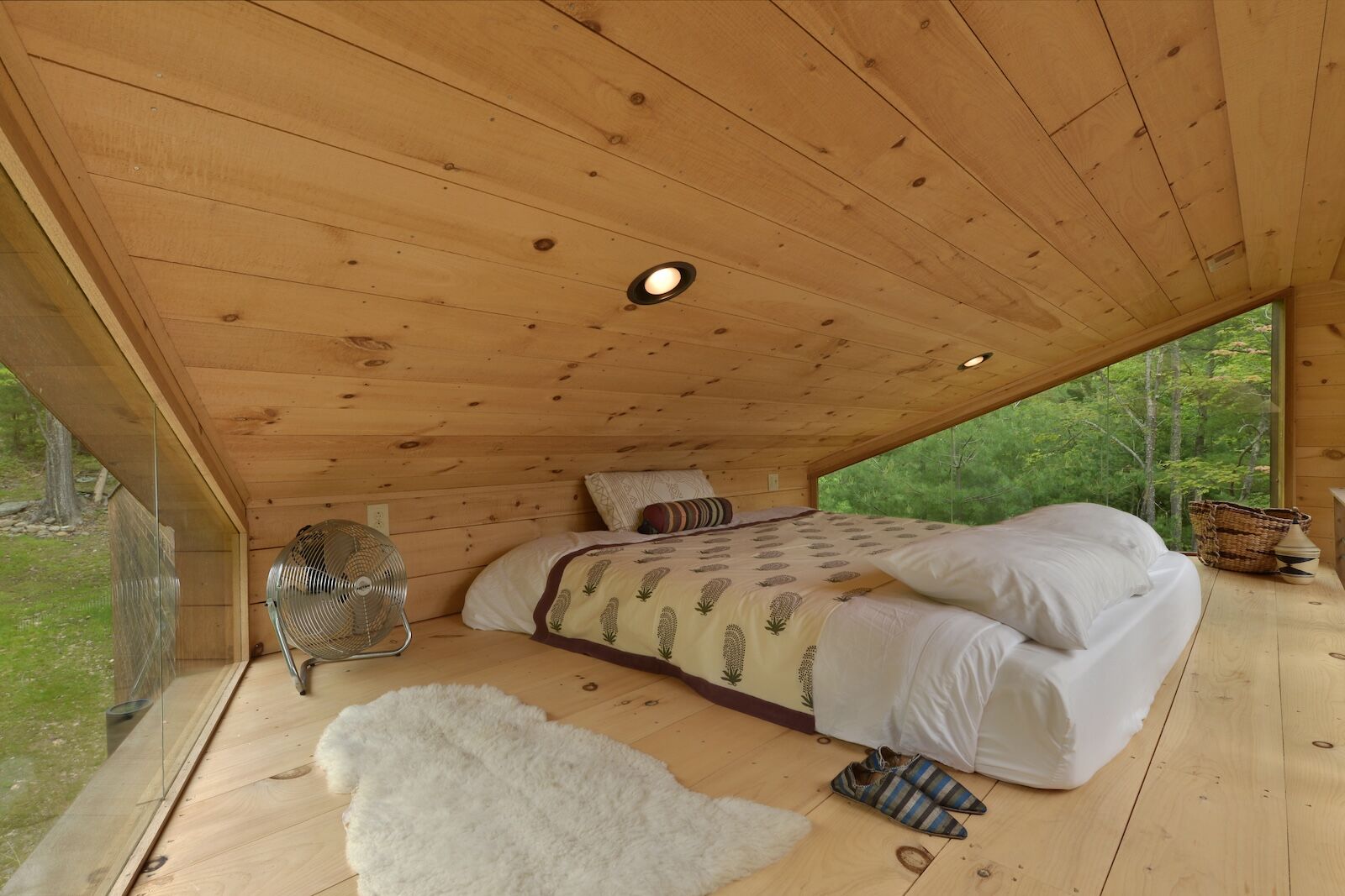bedroom at willow treehouse airbnb