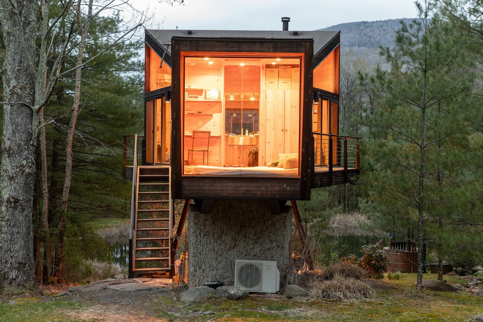 exterior of willow treehouse airbnb