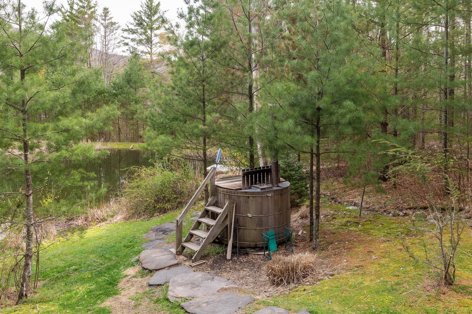 hot tub at willow treehouse airbnb