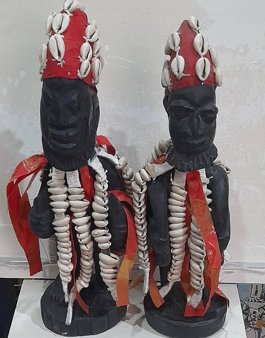 A babalawo reads If&aacute; by casting a shell chain and interpreting how it falls.