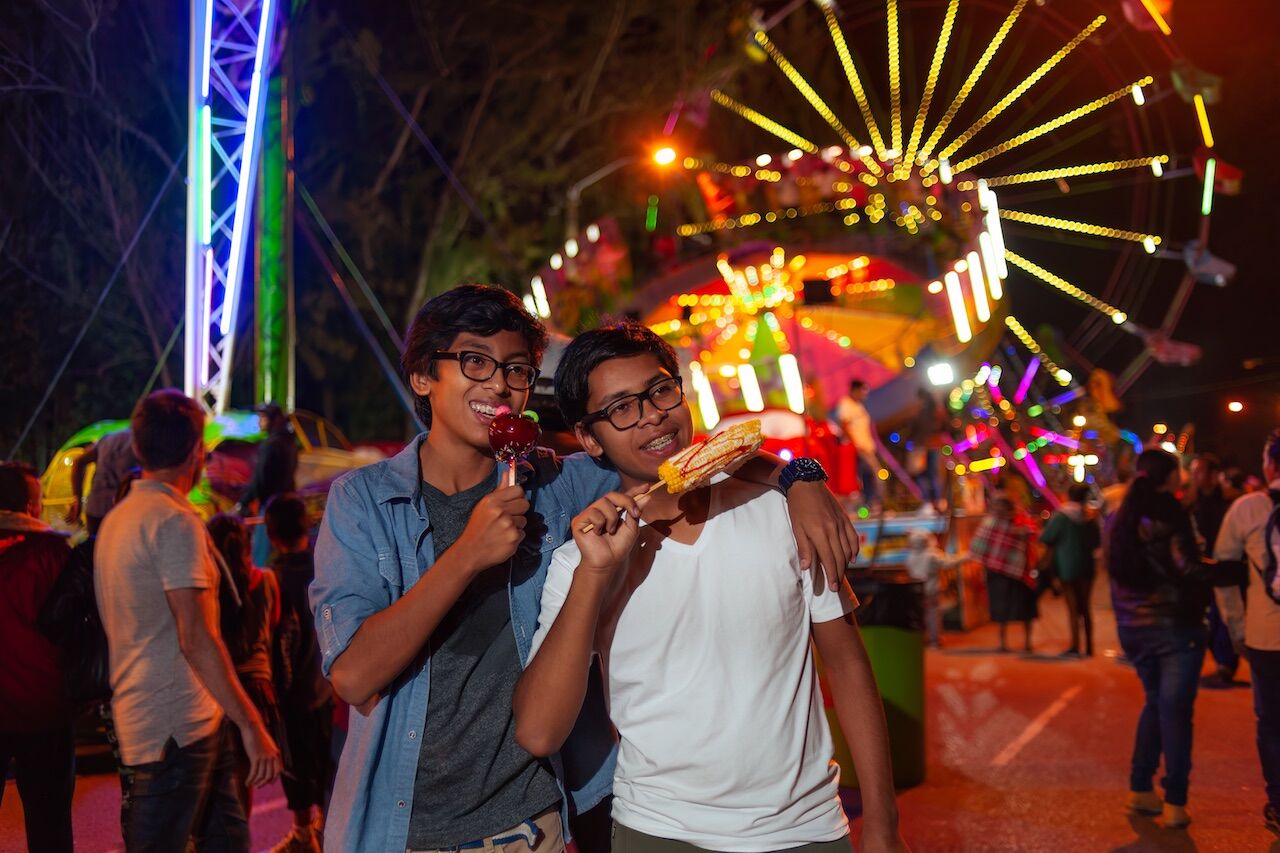 Jóvenes disfrutando de una feria del pueblo en México