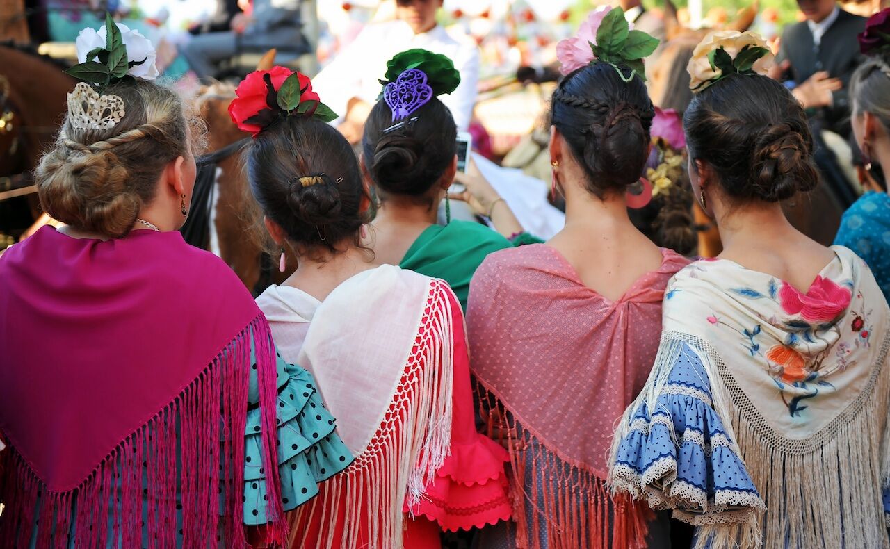 Maneras modernas de colocar la flor de flamenca en la Feria de Abril