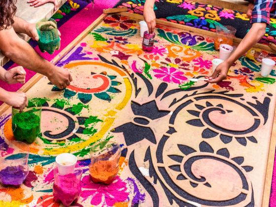  El arte efímero de los tapetes de aserrín y flores